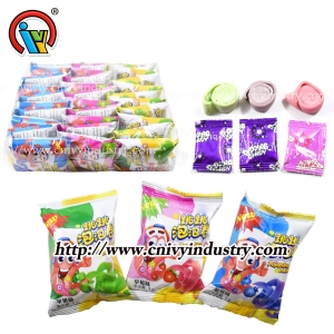 لفة علكة صغيرة مع حلوى ظهرت
