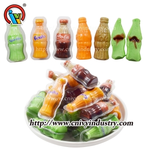اشرب حلوى جيلاتينية على شكل زجاجة مع مربى
